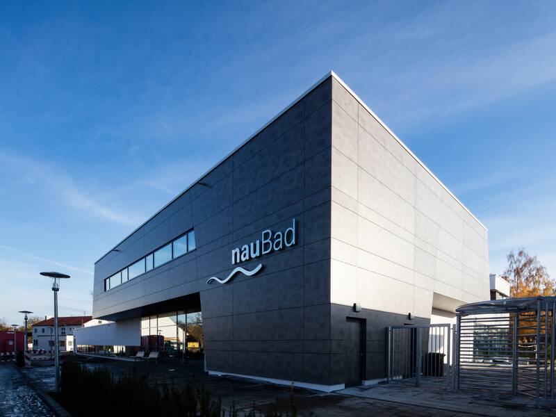 Das Naubad-Gebäude vor blauem Himmel