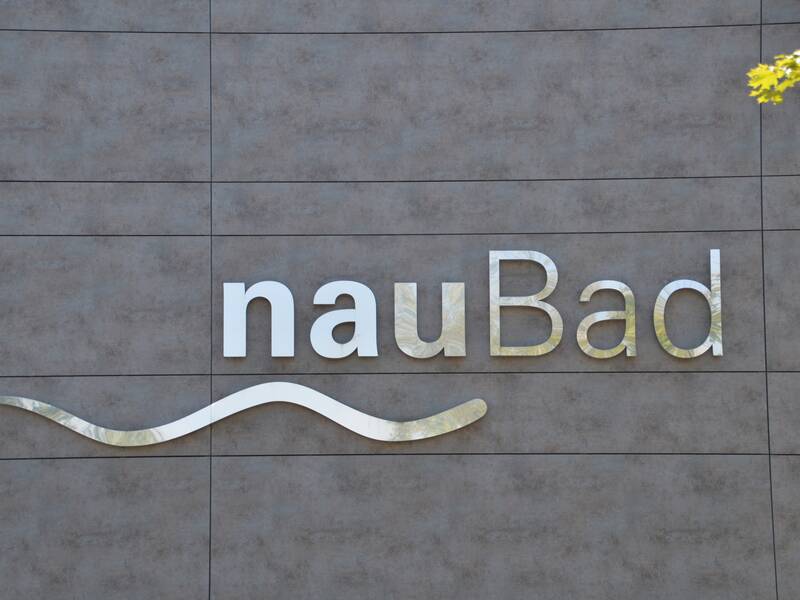 Logo des Naubad am Gebäude